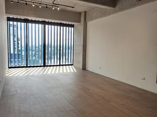 OFICINA EN VENTA O RENTA – EDIFICIO GRANAT, ZONA 4 - 5