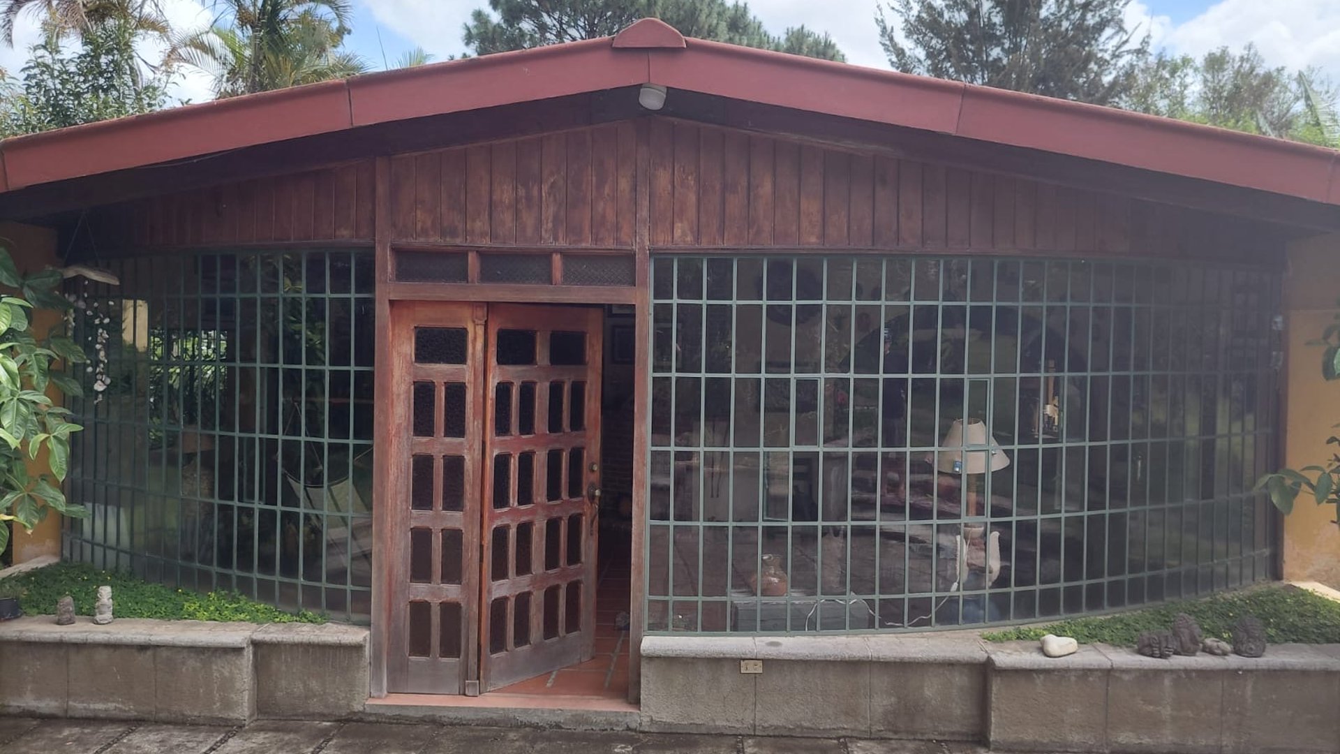 AMPLIA Y ACOGEDORA CASA EN VENTA CON BELLO JARDÍN - Miniatura 2