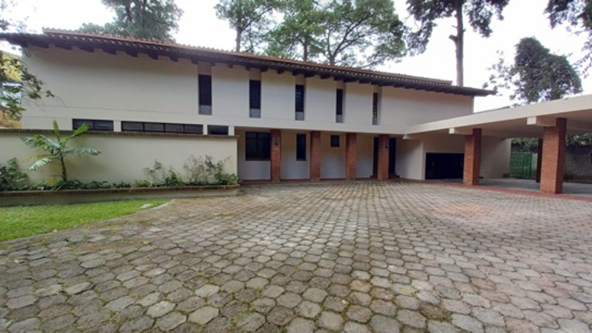 Casa en alquiler 4 habitaciones con amplio jardín y pérgola, zona 14