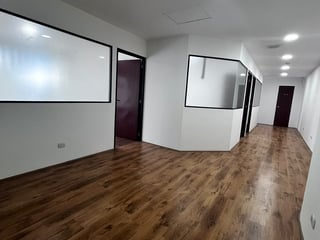 📍 LOCAL EN RENTA – 98.97 M²  | EDIFICIO ATLANTIS | ZONA 10 - 2