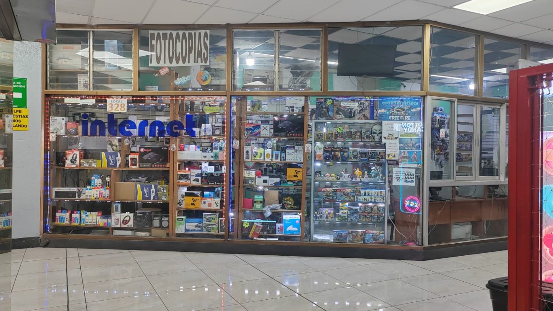 LOCAL COMERCIAL EN RENTA - CENTRO COMERCIAL CAPITOL