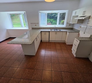Casa en alquiler con 3 habitaciones mas estudio en KM 13 CAES REF-5264