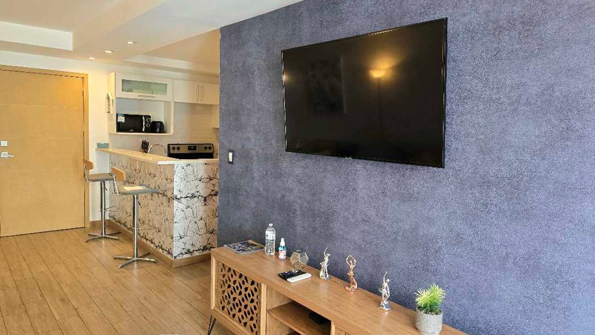 APARTAMENTO AMUEBLADO EN ALQUILER EN ZONA 10 - - Miniatura 4