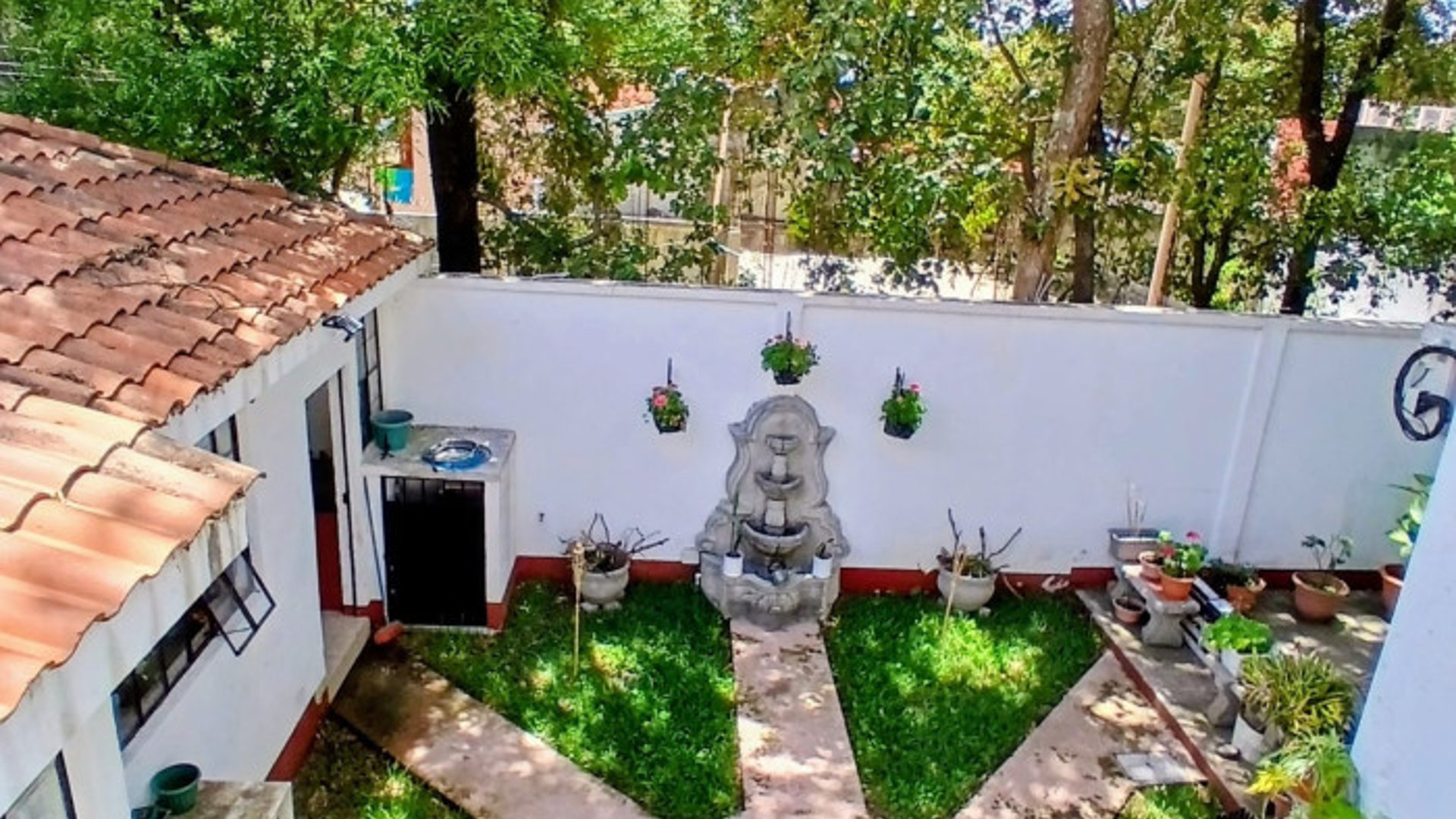 Amplia Casa en Venta en Las Hojarascas, Mixco