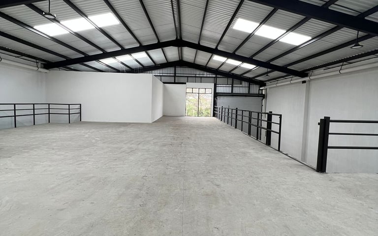 Bodega en venta con 6 ambientes y 8 parqueos en zona 13 Ref-5022