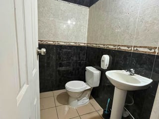 LOCAL COMERCIAL EN RENTA – ZONA 10 - 5