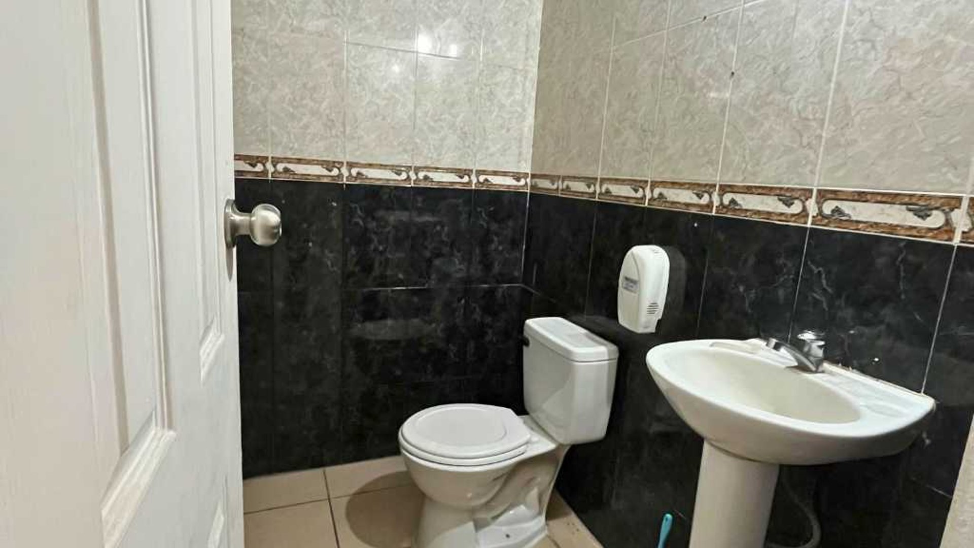 LOCAL COMERCIAL EN RENTA – ZONA 10 - Miniatura 5