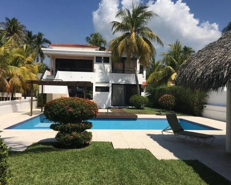 CASA EN VENTA FRENTE AL MAR – CHULAMAR, PUERTO DE SAN JOSÉ