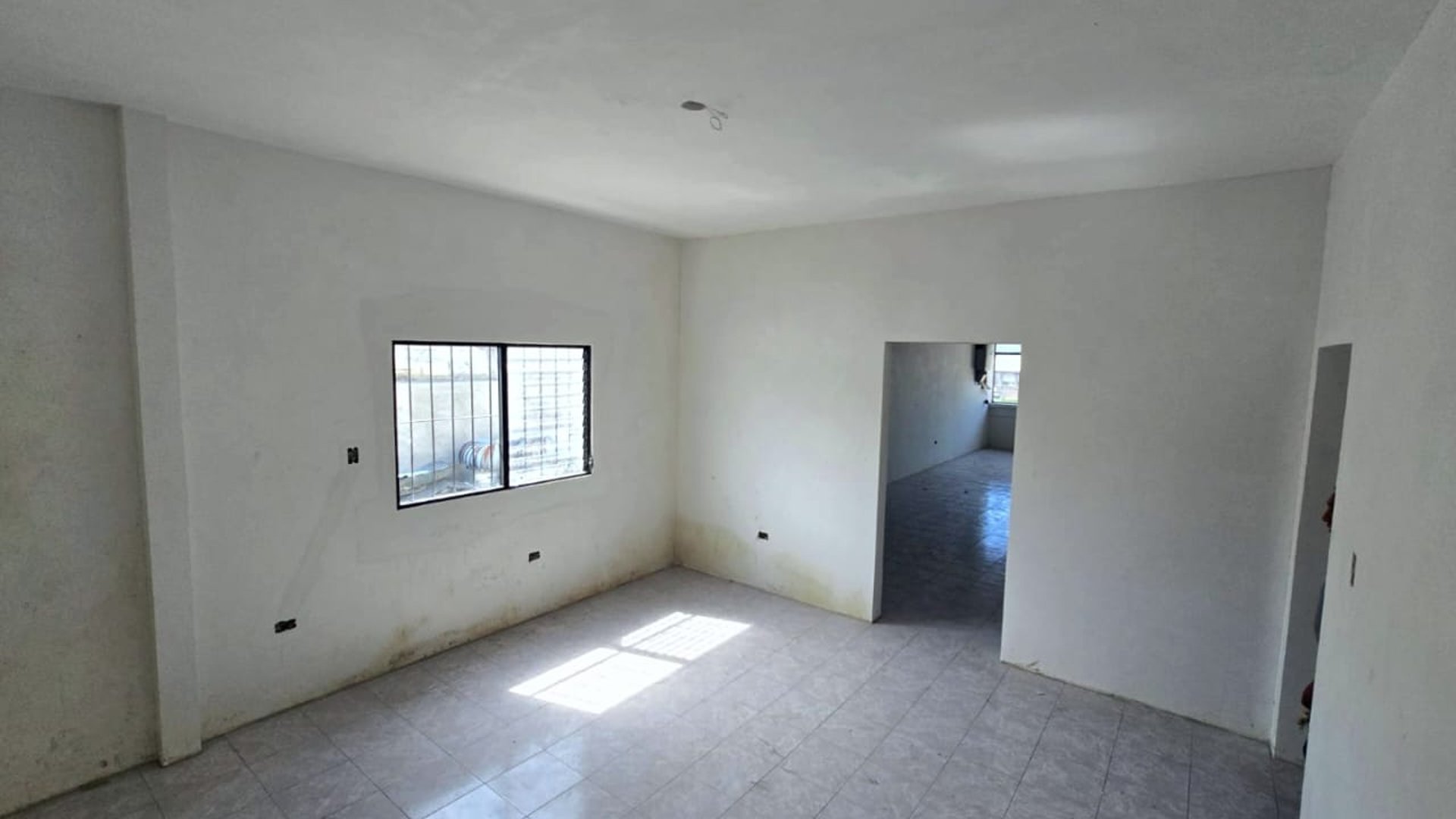 Renta de ofibodega de 900 metros en zona 9 Ref-6024 - Miniatura 5
