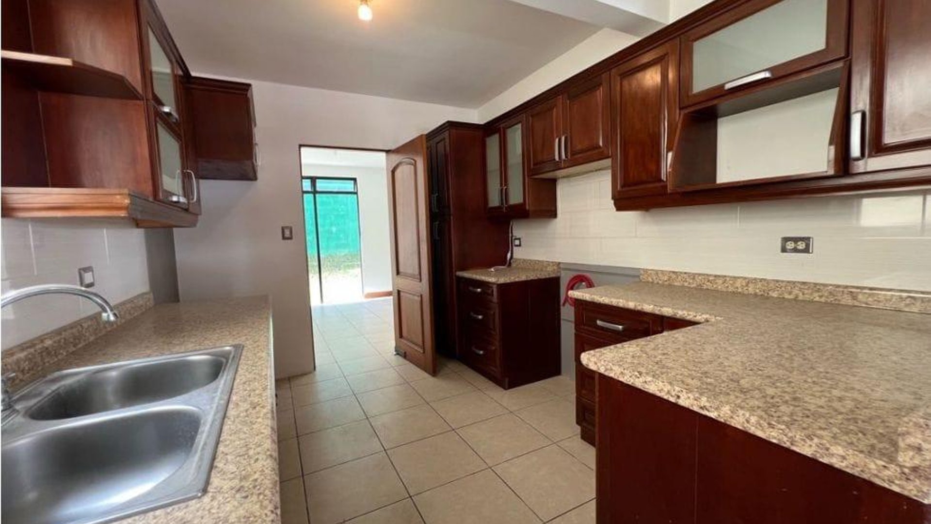 CASA EN CONDOMINIO BOSQUES ESCONDIDO KM 21.5 CARRETERA A FRAIJANES - Miniatura 2