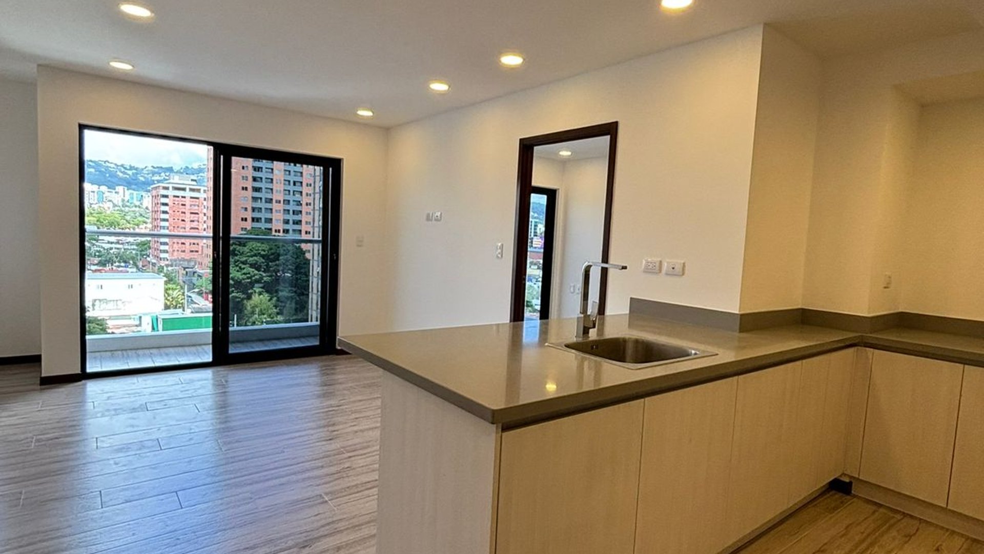 Venta de apartamento para inversión -2 habitaciones - zona 10 Ref-6021 - Miniatura 3