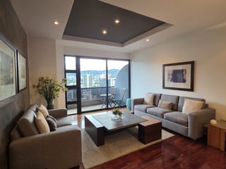 En Alquiler Apartamento amueblado en Zona 10 - 3