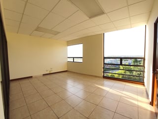 En Renta oficina en Ave. Las Américas zona 13 - 5