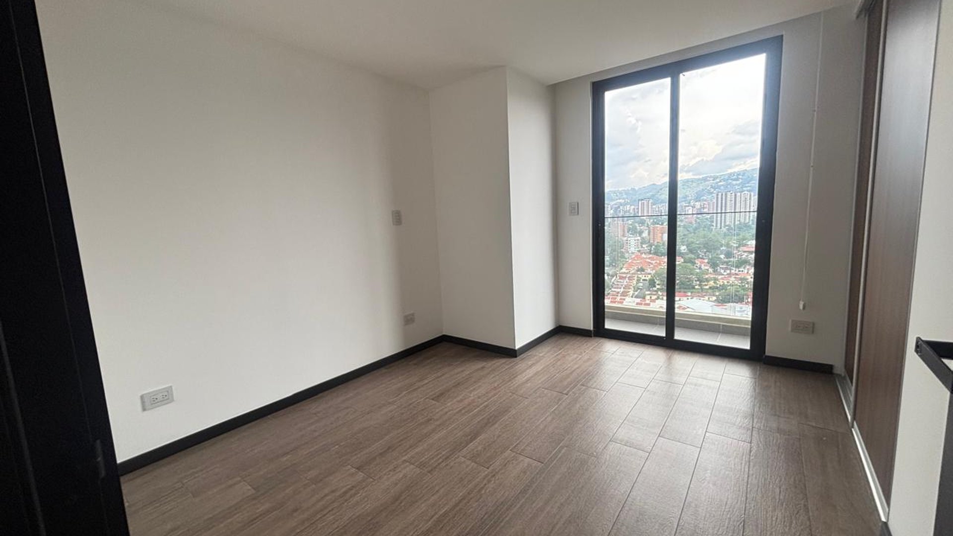 Apartamento en Alquiler Edificio IQ10, zona 10 - Miniatura 8
