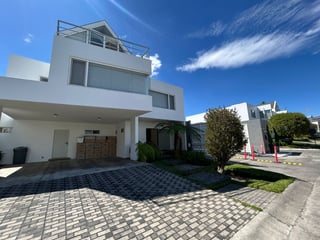 Vendo linda casa en Campos de San Isidro I zona 16 - Image 1
