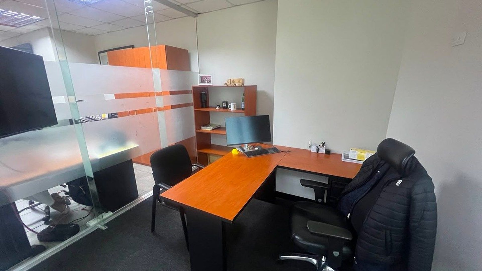 Oficina en venta, Zona 10 - Image 1