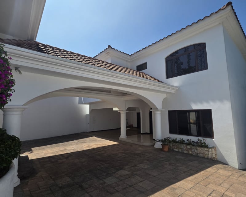 Lujosa casa en venta en Montebello CES Guatemala