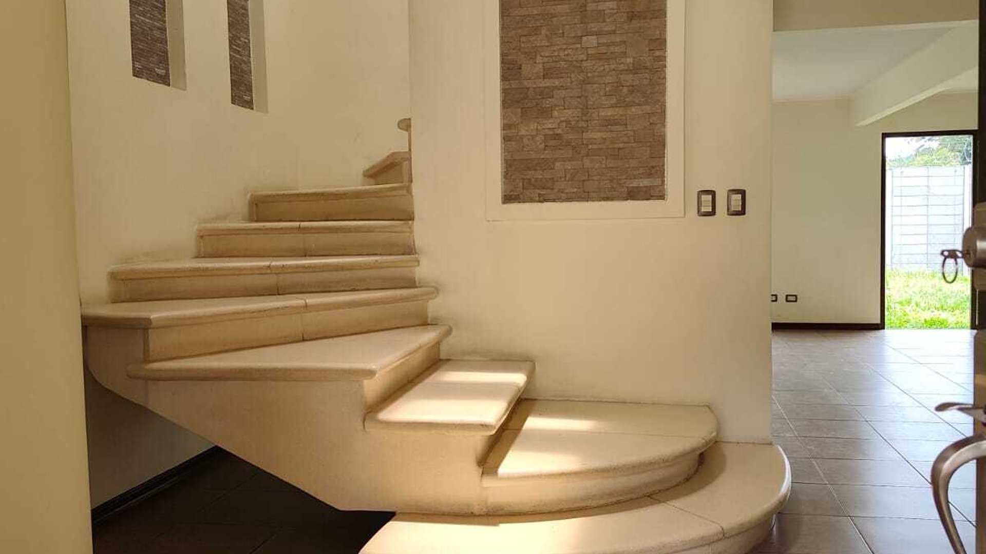 Casa en Venta y Renta zona 16 / Villas Suiza - Miniatura 12
