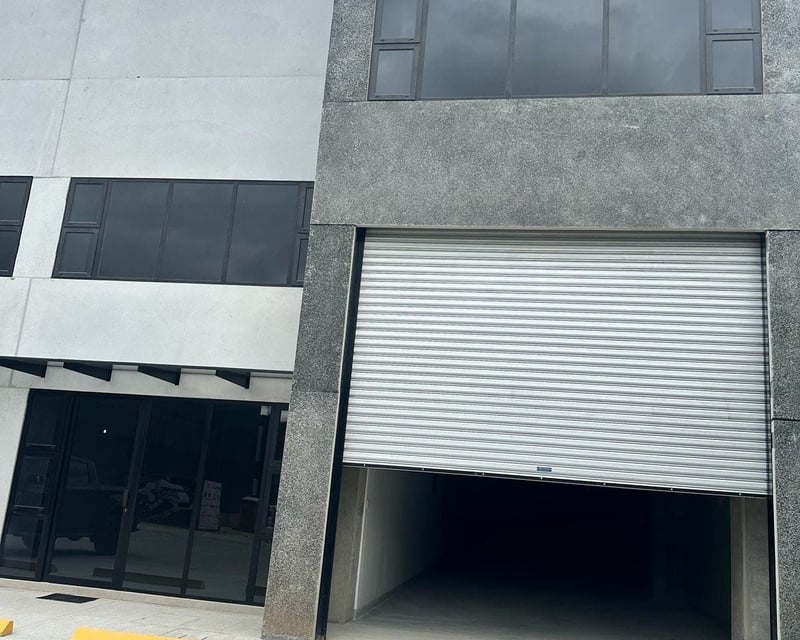 OFIBODEGA EN RENTA – CALZADA LA PAZ, ZONA 17