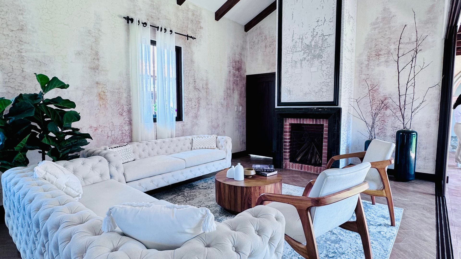 Luxurious 4-Bedroom House with Pool and Garden in Alotenango, Guatemala | $1,299,051.40 USD