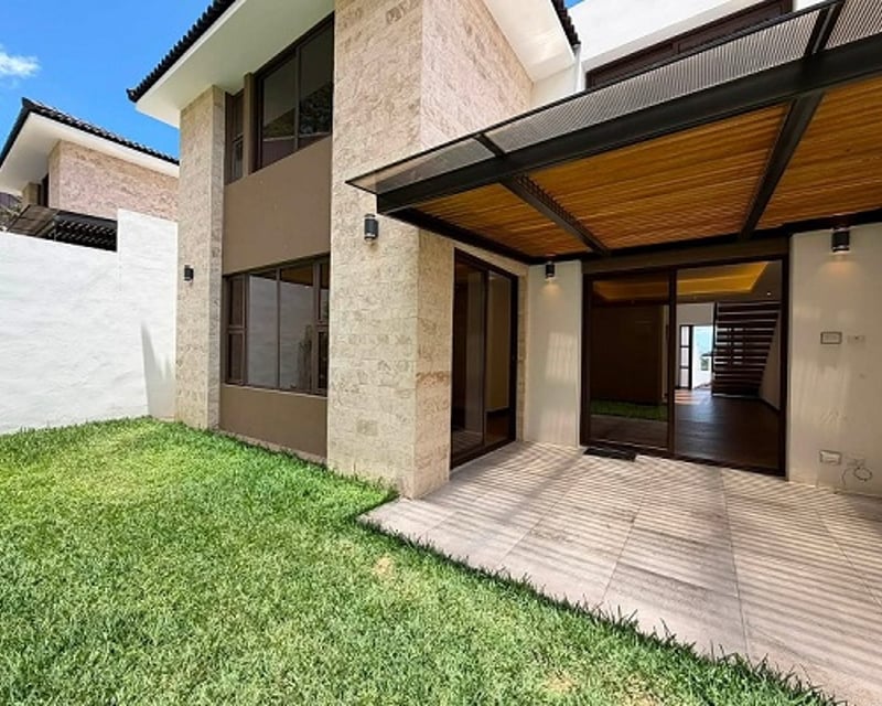 Exclusiva Casa de 4 Dormitorios en Renta - zona 16 Lomas de San Isidro - Guatemala