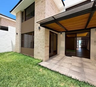 Exclusiva Casa de 4 Dormitorios en Renta - zona 16 Lomas de San Isidro - Guatemala