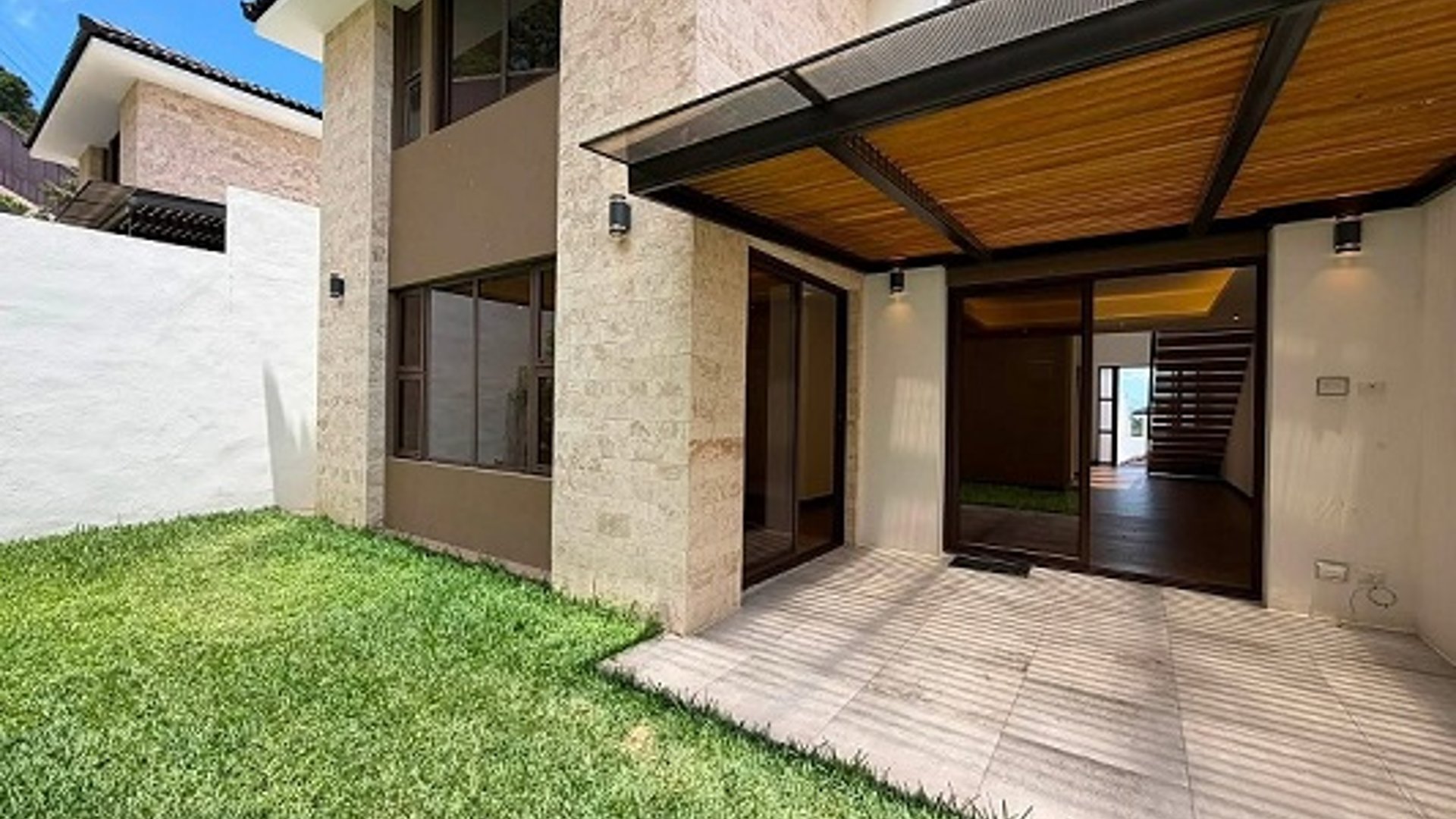 Exclusiva Casa de 4 Dormitorios en Renta - zona 16 Lomas de San Isidro - Guatemala