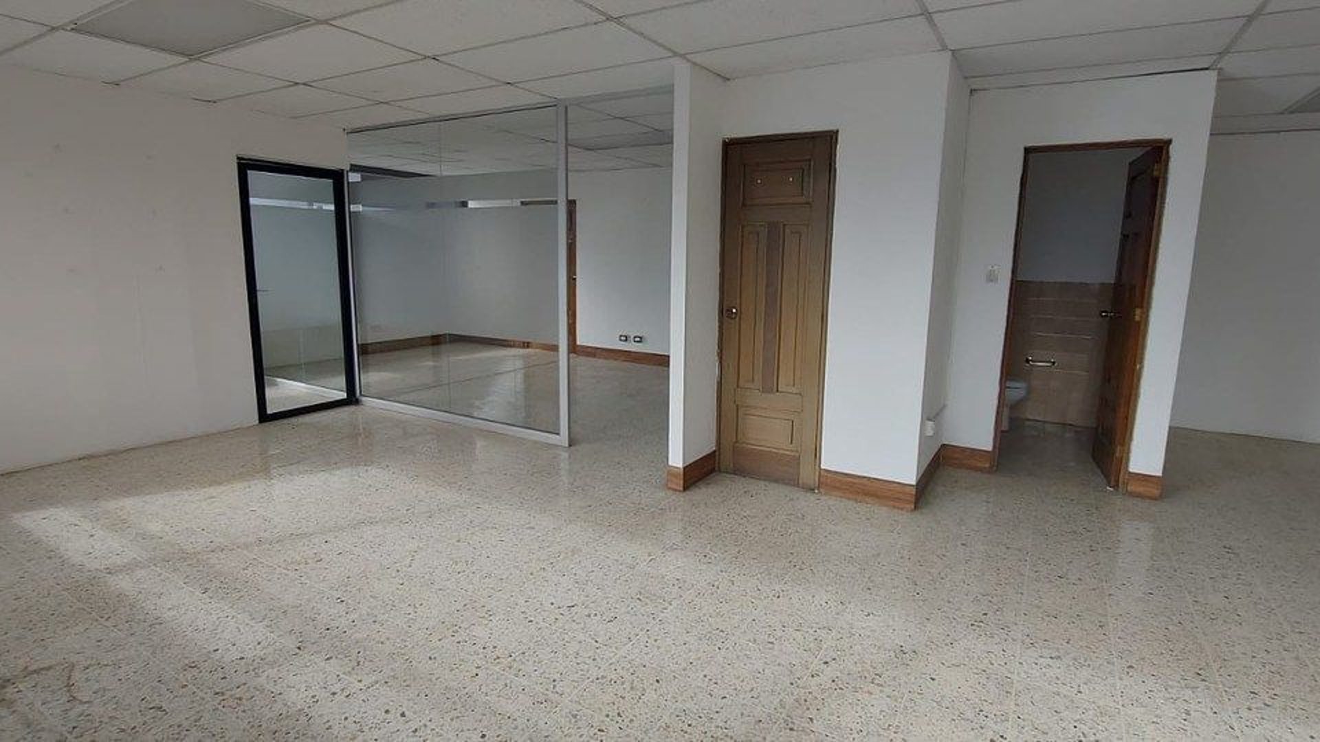 Centro Empresarial – Oficina en Renta, zona 10