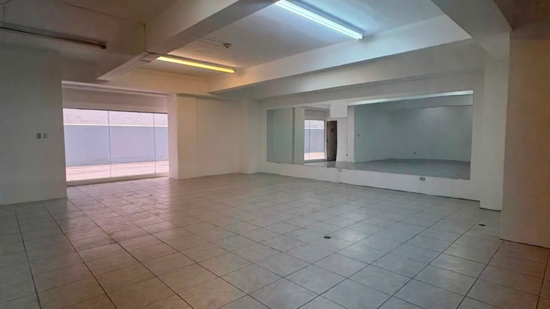 ???? LOCAL COMERCIAL EN RENTA – 111 M² | MURANO CENTER | ZONA 10 - Miniatura 4