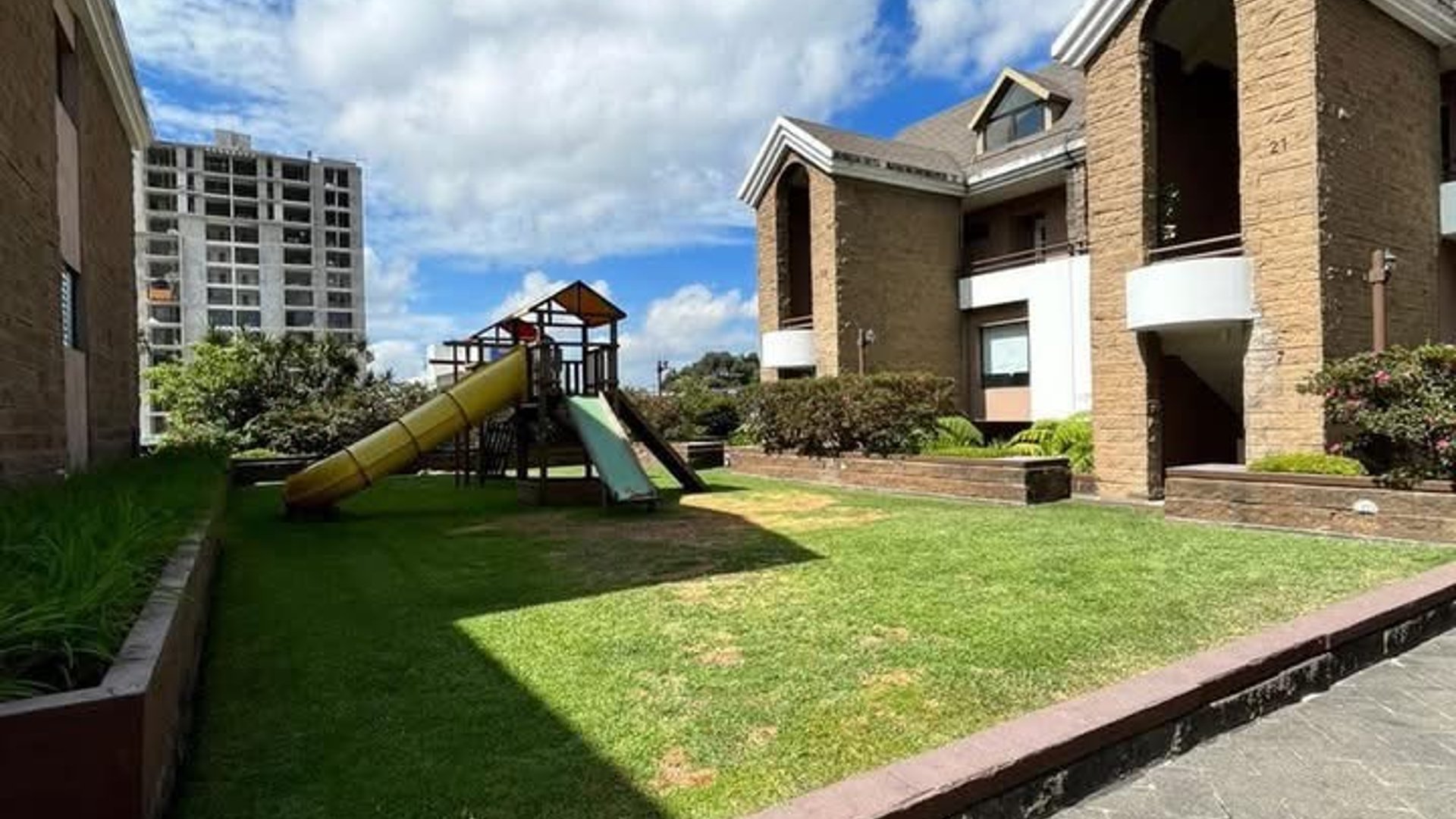 Lindo towhouse en renta Cantabria zona 13 - Image 1