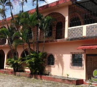Edificio en Renta en Río Dulce a orilla de carretera