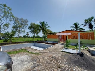 En venta  terreno y casa vacacional en Taxisco - Image 1