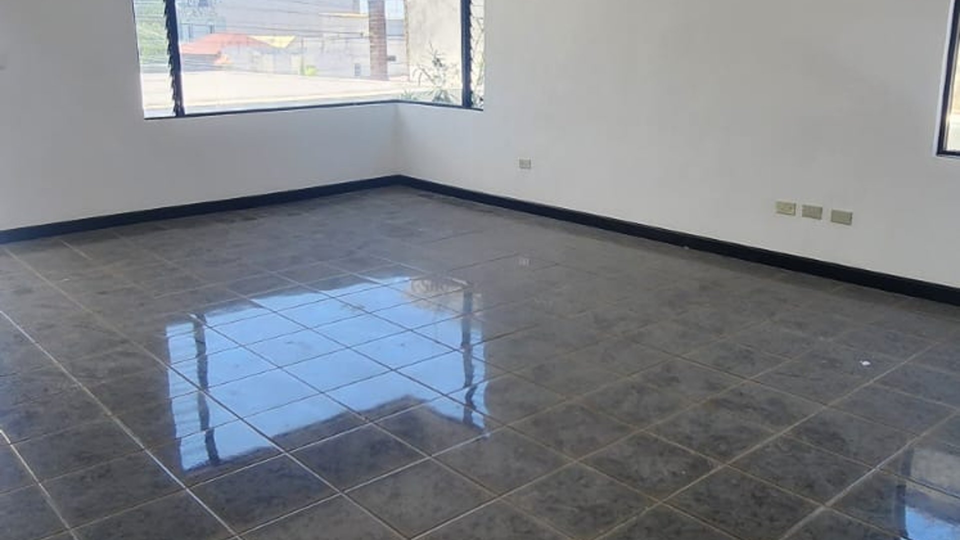 Preciosa Casa En Venta En Pinares San Cristóbal,Zona 8 Mixco - Miniatura 4