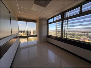 Oficina en Renta – Edificio Sixtino I, Zona 10 - 2