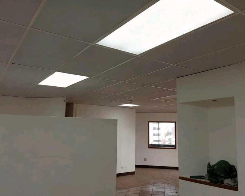 *Alquiler de oficina tabicada en Edificio Murano Center zona 10*