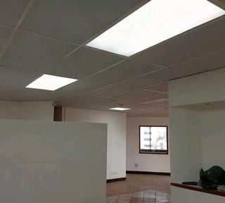 *Alquiler de oficina tabicada en Edificio Murano Center zona 10*