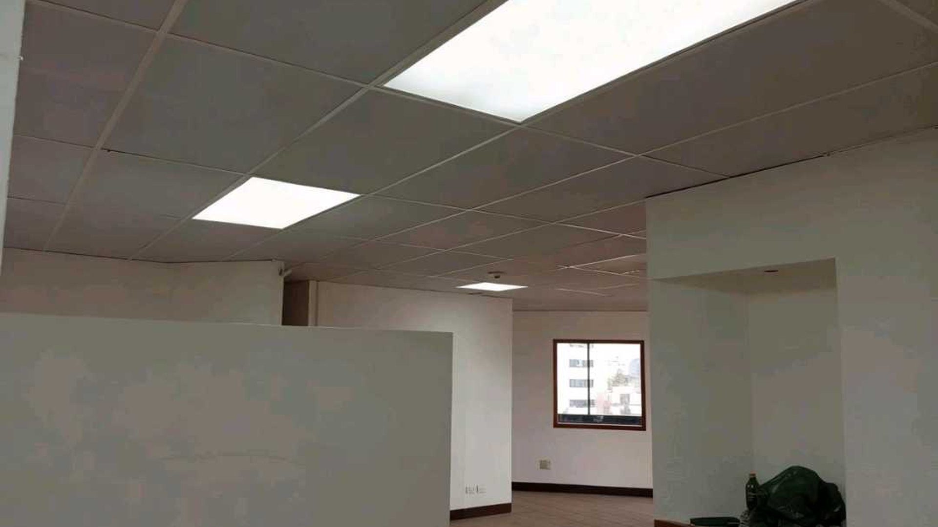 *Alquiler de oficina tabicada en Edificio Murano Center zona 10*