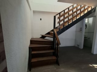 En Renta local con mezanine de 102m2 en Zona 10 - 2