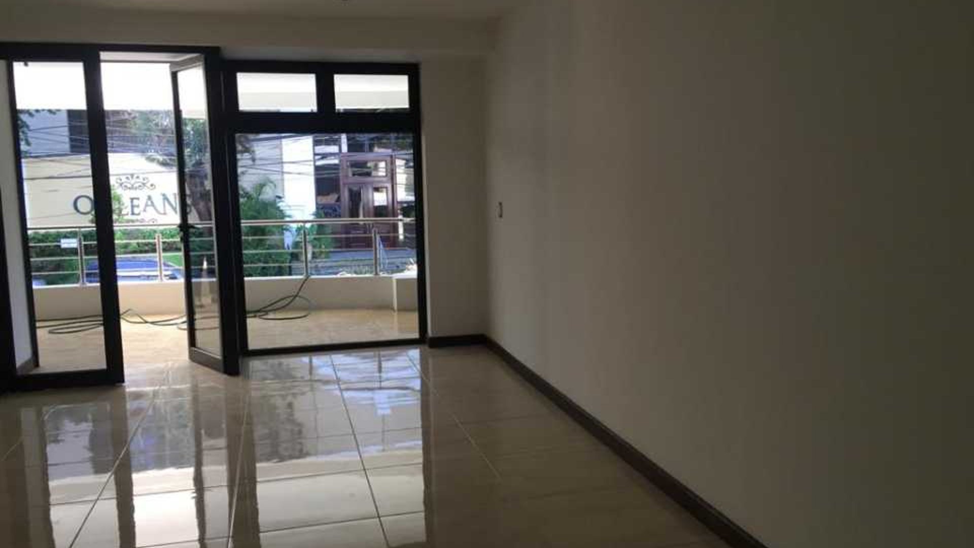 Alquilo local/oficina en zona 15 - Miniatura 4