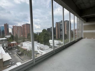 Venta de oficina en obra gris para estrenar en Vasanta Zona 10 - 5