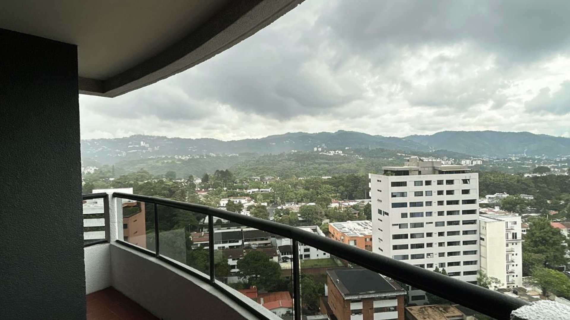 Apartamento en renta de 3 Dormitorios en zona 14 - Miniatura 6