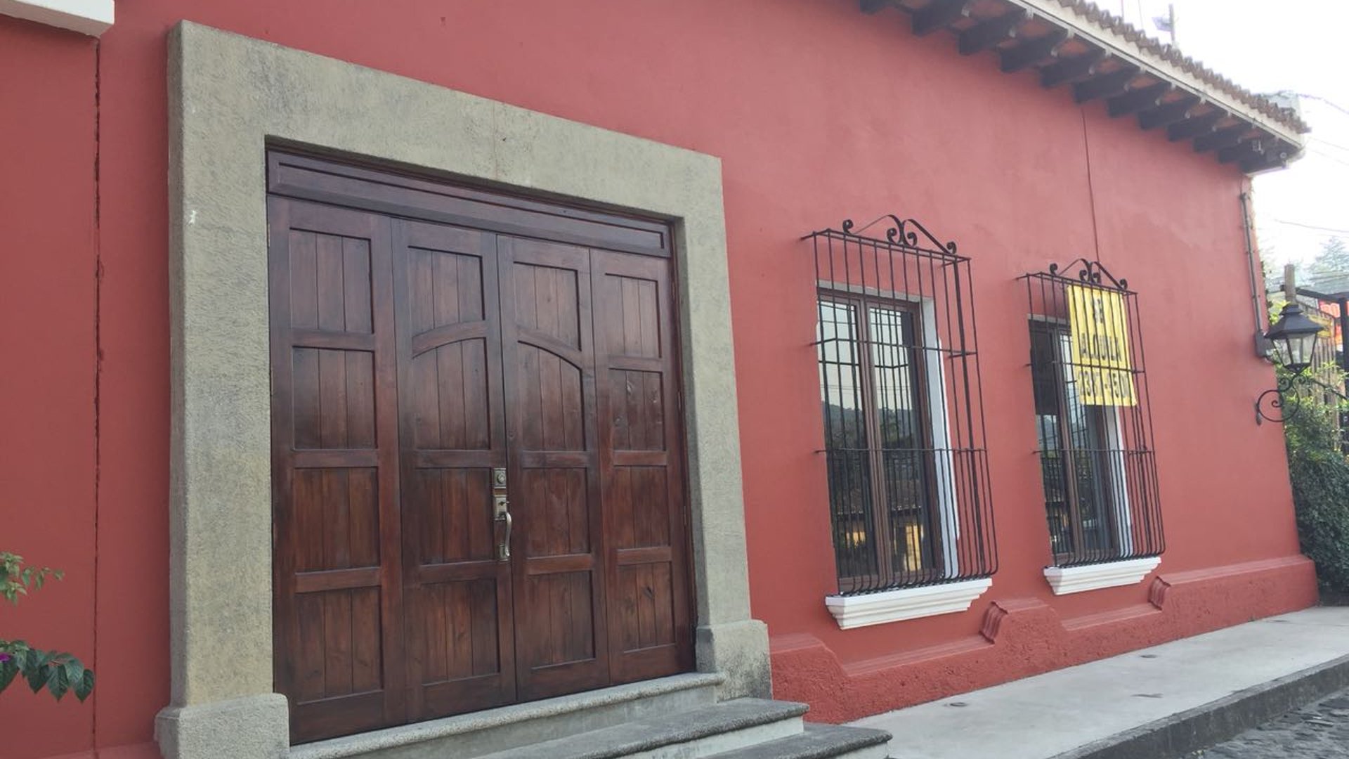 LOCAL COMERCIAL EN VENTA Y RENTA EN  EL LADO ESTE DE ANTIGUA