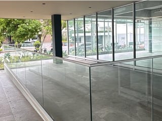 RENTA LOCAL COMERCIAL CON SHOWROOM EN VASANTA ZONA 10 - 3