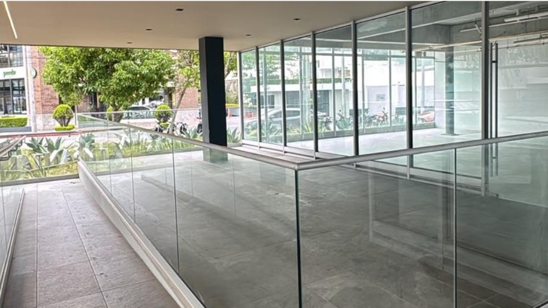 RENTA DE LOCAL EN ZONA 10 CON SHOWROOM - Miniatura 3