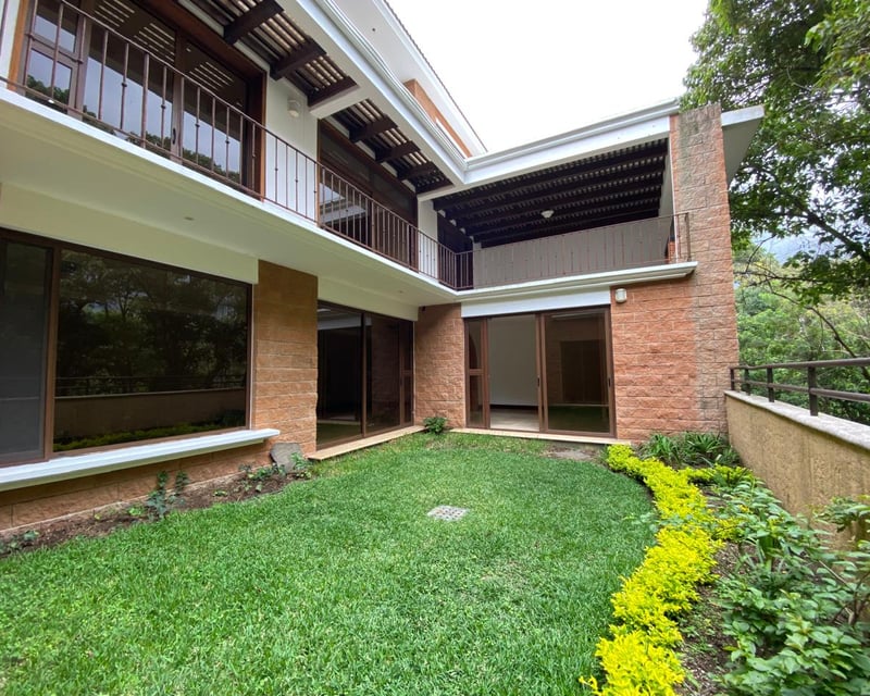 Casa de 4 habitaciones en venta, Encinos de Cayalá zona 16