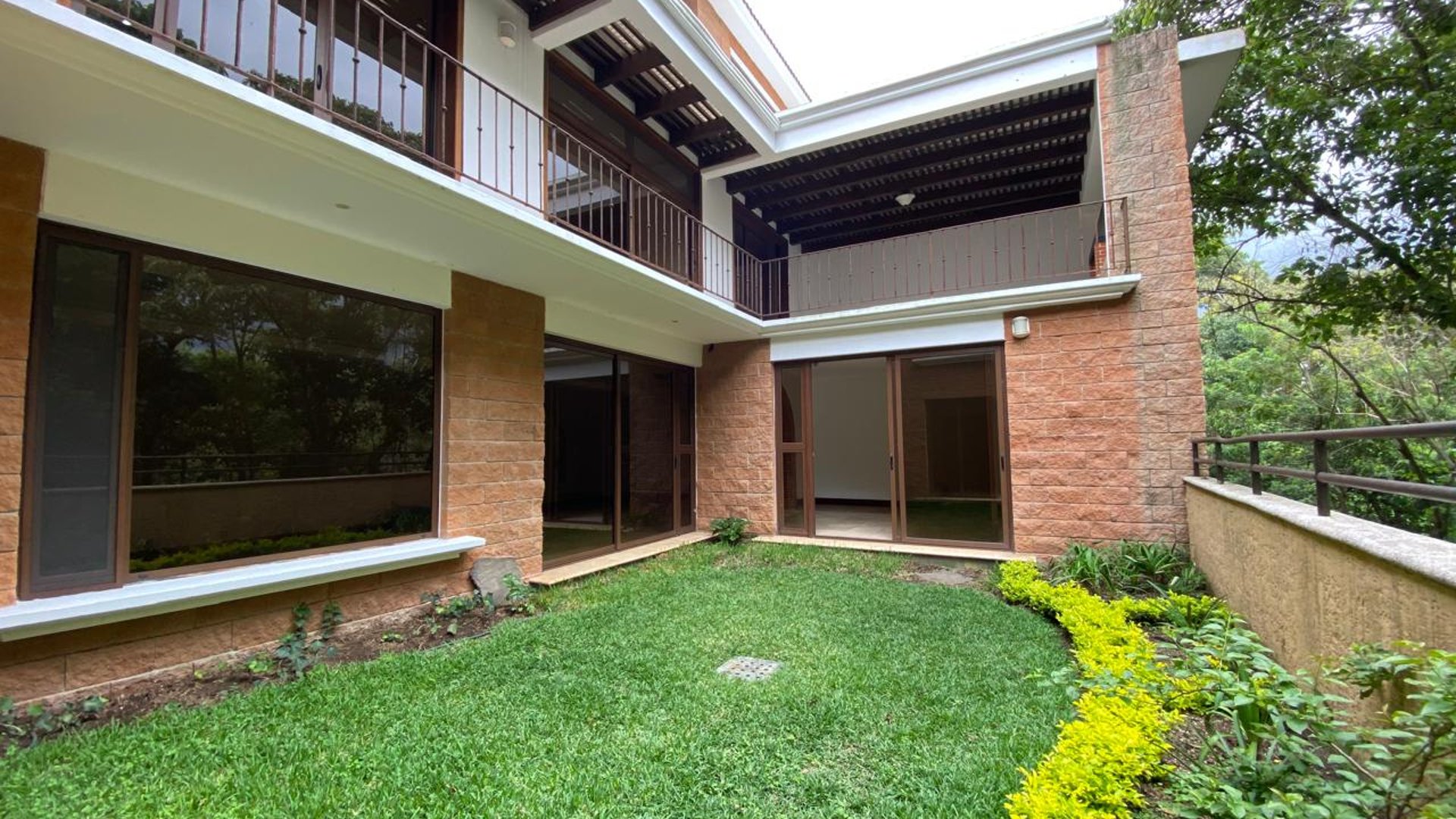 Casa de 4 habitaciones en venta, Encinos de Cayalá zona 16