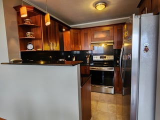 Amplio Apartamento en zona 10 en Alquiler - Image 12