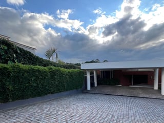 Venta de hermosa casa en Condominio – Colonia El Prado, Zona 10 - Image 1