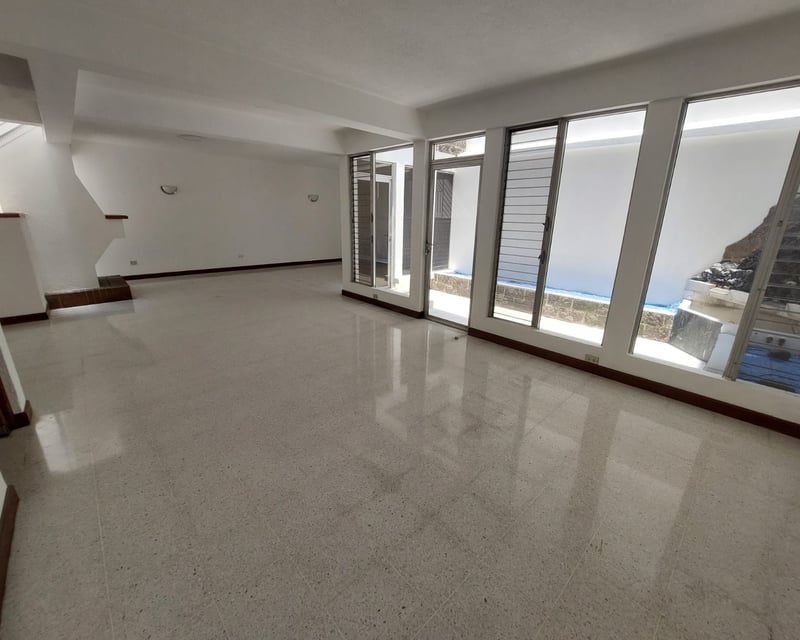 Casa en alquiler, zona 13.