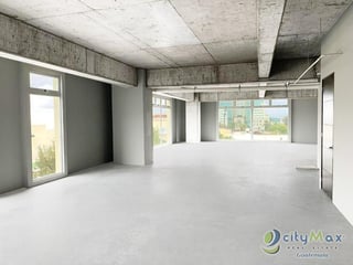 Oficina en renta en zona 7 sobre Calzada San Juan - Image 7